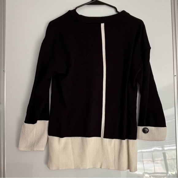 Elegant Black and Cream Sweater - Picture 3 of 3